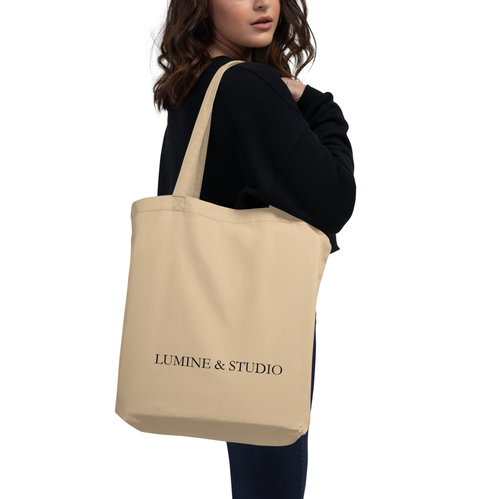Person carryng the beige lumine tote bag with subtle Lumine studio branding